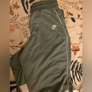 Women’s XL Nike Gray Joggers with pink Logo NWOT